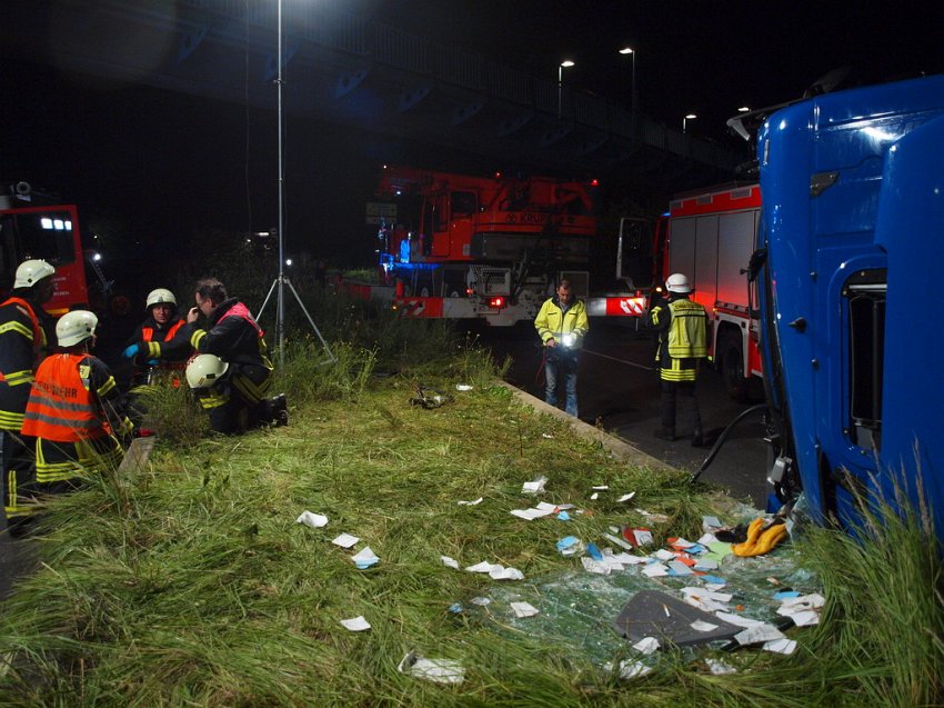 Einsatz BF Koeln PEINGEKLEMMT in Leverkusen P094.JPG